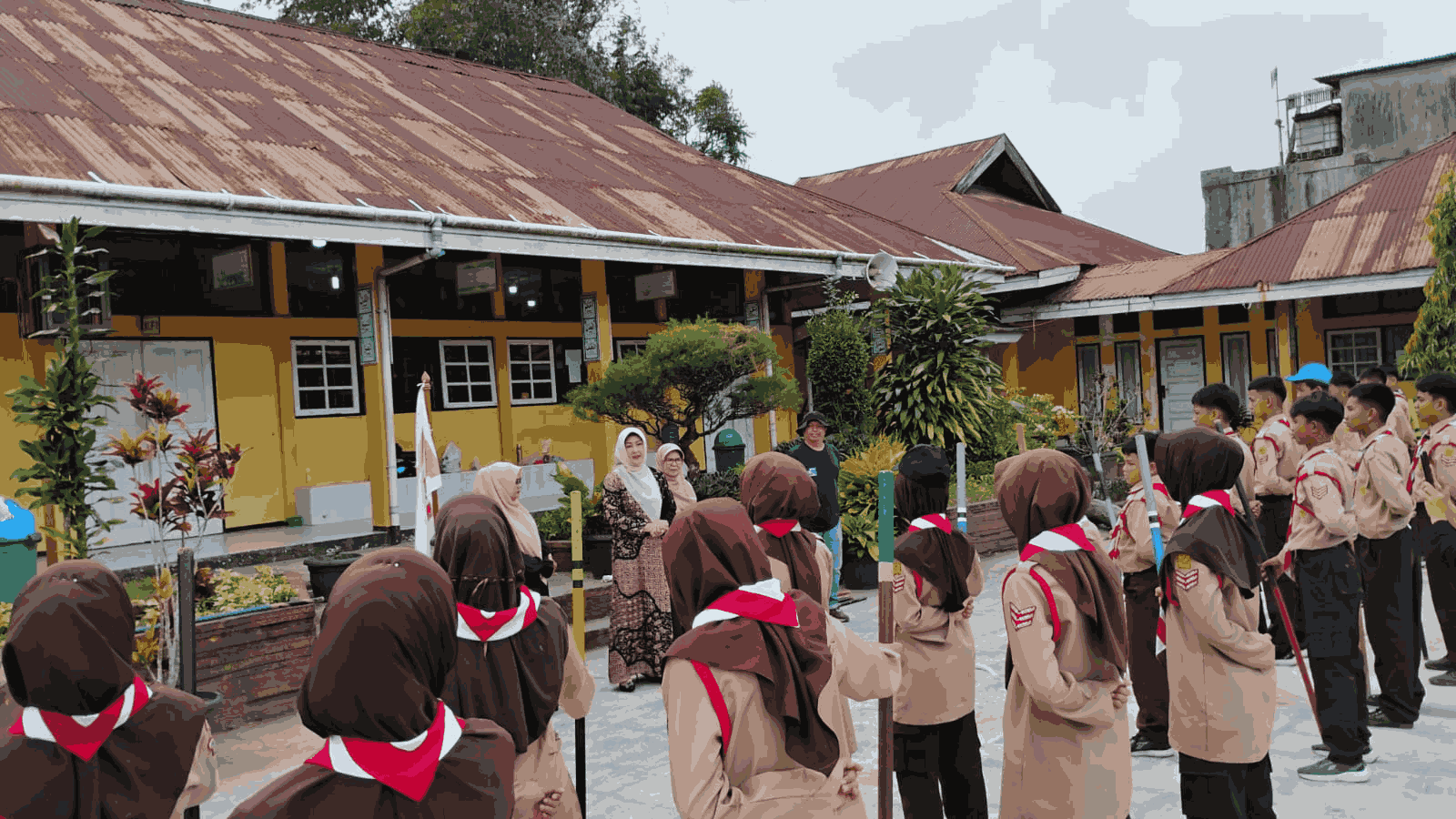 Dukung Kontingen Jamnas XII, Ketua Harian Kwarcab Padang Panjang Maria Feronika Bakar Semangat Peserta di SMAN 2